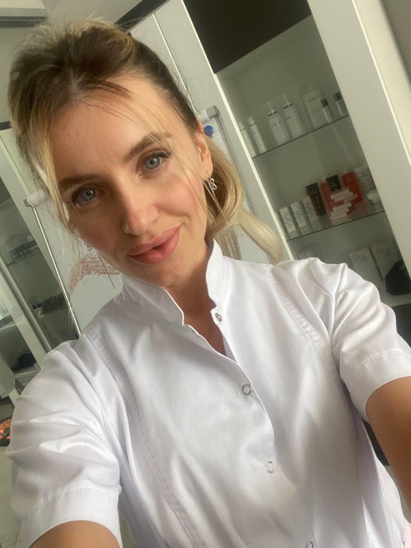 Anastasia Horbatiuk ist eine hochqualifizierte Permanent-Make-up-Trainerin